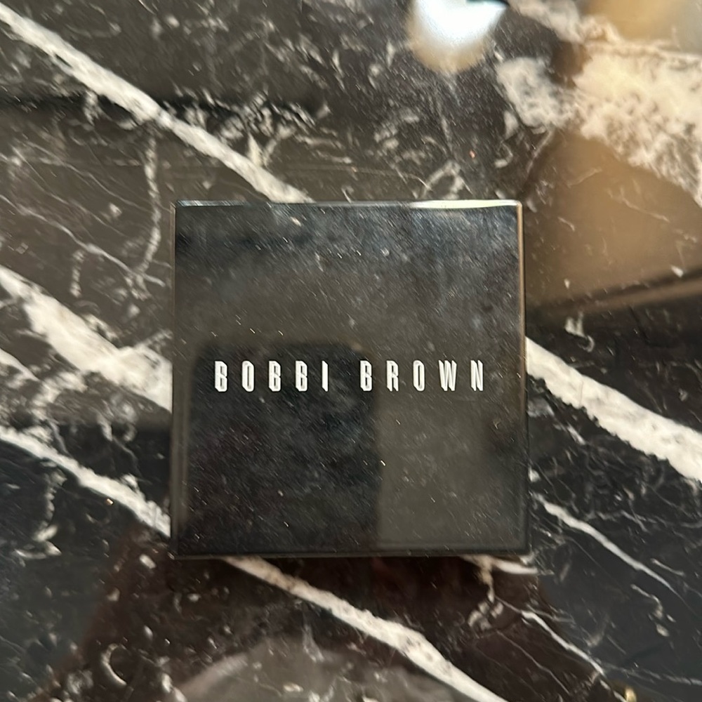 Bobby Brown highlighter in bronze glow